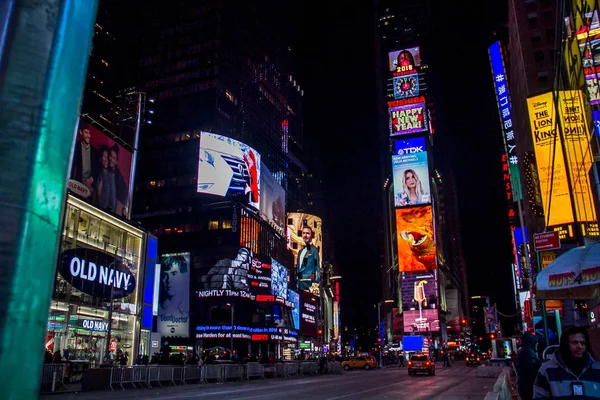 Manhattan: New York, 1 Ocak 2018: mutlu yeni yıl 2018, grafik ve reklam panoları üzerinde binalar Times Meydanı'nda gece saat