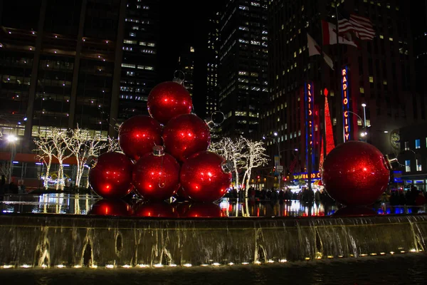 Manhattan New York December 2017 Hatalmas Piros Karácsonyi Díszek Kút Jogdíjmentes Stock Fotók
