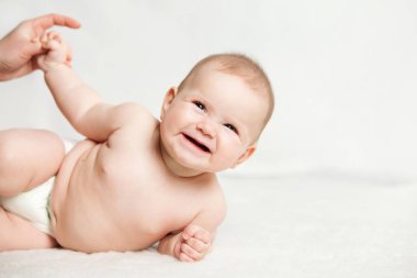 Anneler elini tutarak şirin bebek 