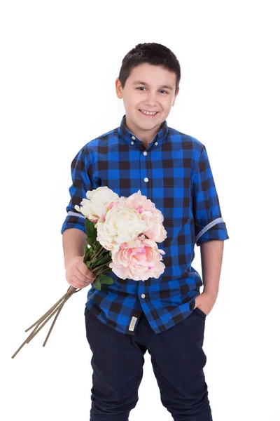 Porträtt av en lycklig ung pojke håller blommor, med vit bakgrunds — Stockfoto