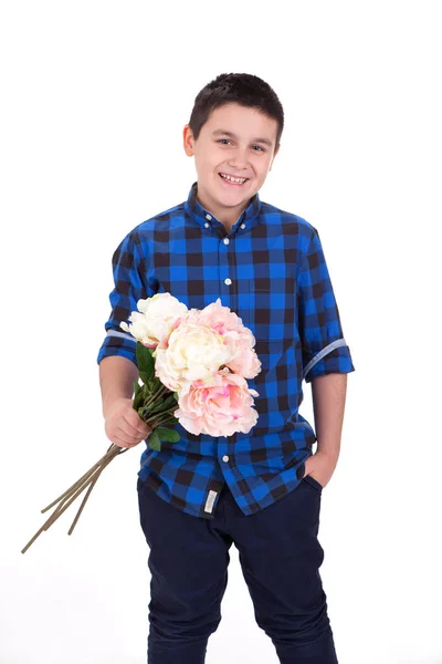 Porträtt av en skrattande ung man hålla blommor, med vita bac — Stockfoto