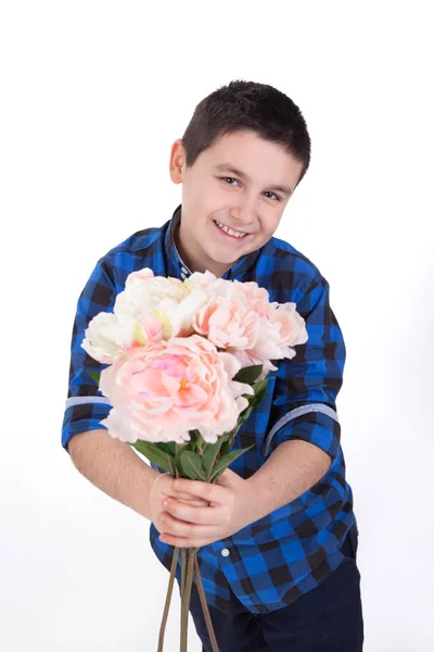 Portrait d'un jeune garçon très doux tenant des fleurs pour vous, avec — Photo