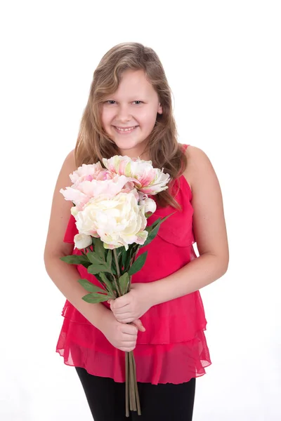 Retrato de uma menina sorridente com um vestido rosa segurando flowe — Fotografia de Stock