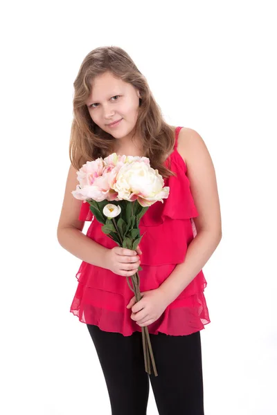 Retrato de uma menina maravilhosa com um vestido rosa segurando flo — Fotografia de Stock