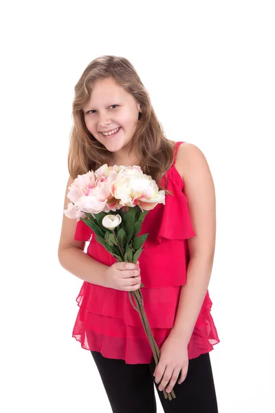 Retrato de uma jovem menina feliz com um vestido rosa segurando flores — Fotografia de Stock