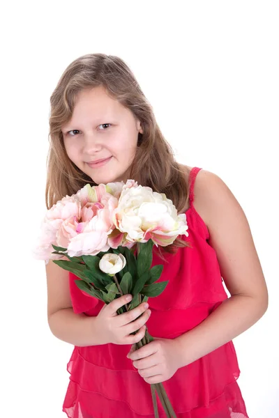 Virágok, w holding szép és kedves fiatal lány portréja — Stock Fotó