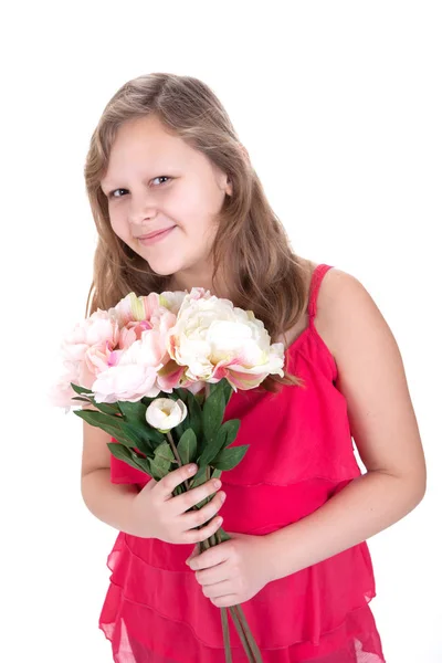 Portréja egy nagyon boldog fiatal lány, egy rózsaszín ruha gazdaság fl — Stock Fotó