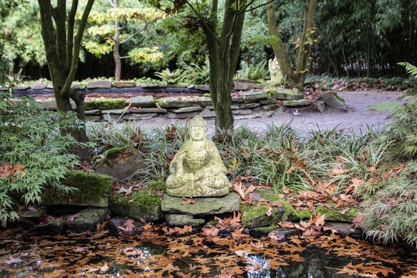 Древний Будда в парке. В гармонии с природой. Ландшафтная архитектура и озеленение — стоковое фото