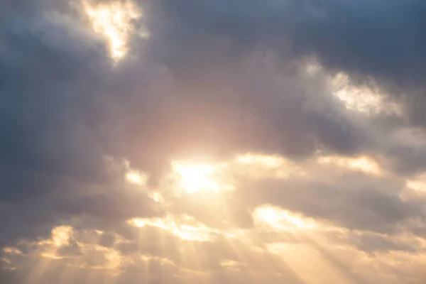 Dramatik Gökyüzü Arkaplanı Gün Batımı Dramatik Renkli Bulutlar Güneş Işığıyla — Stok fotoğraf