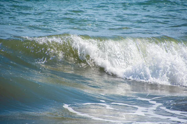 Akdeniz Gün Batımında Kumlu Sahilde Dalgalar Kopuyor Deniz Köpüğü Doğal — Stok fotoğraf