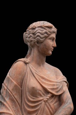 Kara arka planda izole edilmiş antik bir Yunan tanrıçasının başı.