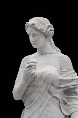 Siyah arka planda izole edilmiş antik bir Yunan tanrıçasının mermer heykeli.