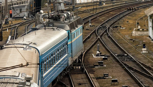 Tåget går på gamla ukrainska järnvägar — Stockfoto