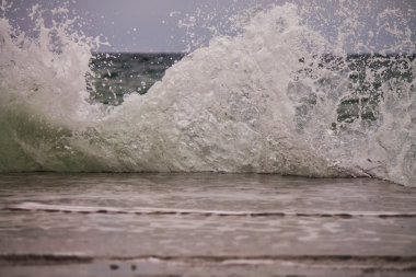 Güçlü deniz splash dalga
