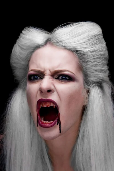 Piękna Blondynka dziewczyna wampira jest krzykiem — Zdjęcie stockowe
