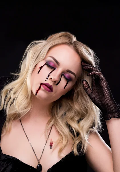 Vacker blond flicka vampyr med slutna ögon — Stockfoto