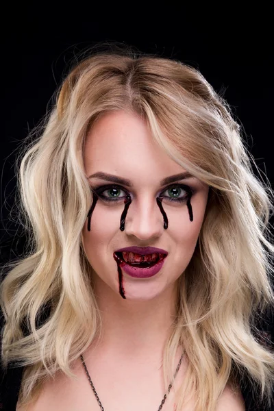 Vacker blond flicka vampyr — Stockfoto