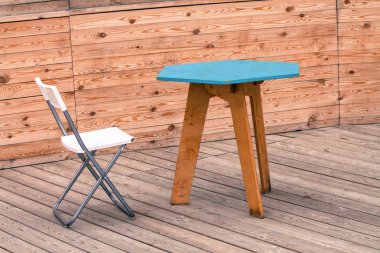 Bir boş beyaz modern sandalye ile mavi masa