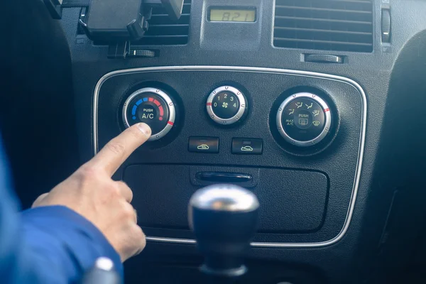 adam araba klima sistemi üzerinde dönüyor