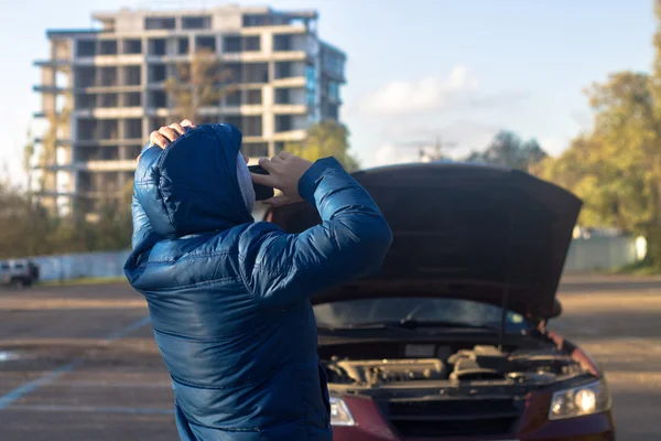 L'uomo sta chiamando il servizio auto a causa di problemi con la sua ca rotto — Foto Stock