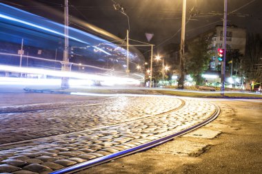 parça kaldırımda gece ve bulanıklık ışık ile hareketli araba tramvay