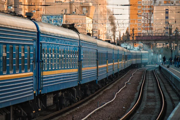 El gran tren viejo va en los ferrocarriles ucranianos — Foto de Stock