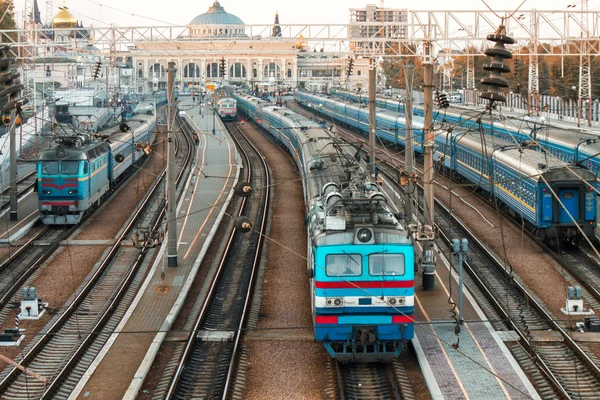 Gamla tåg på ukrainska järnvägar — Stockfoto