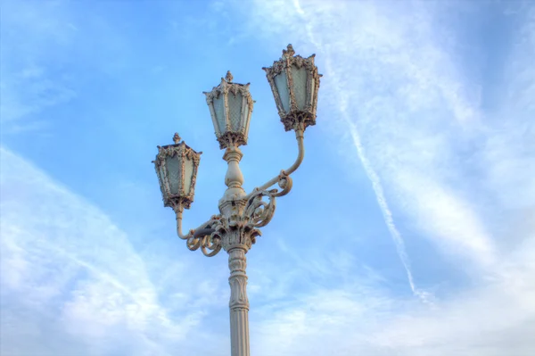 蓝色天空的古老复古灯柱 — 图库照片