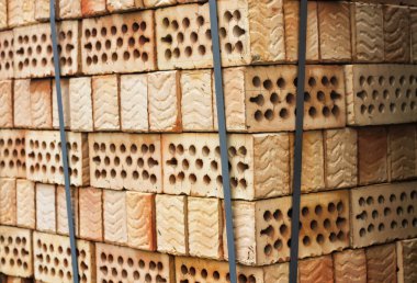 Delikli kırmızı kil tuğla yığını