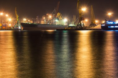 Konteyner terminali geceleri adlı yük gemisi demirleyen
