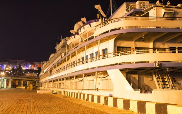 Reizigerskilometers schip is afgemeerd naast de pier/steiger — Stockfoto