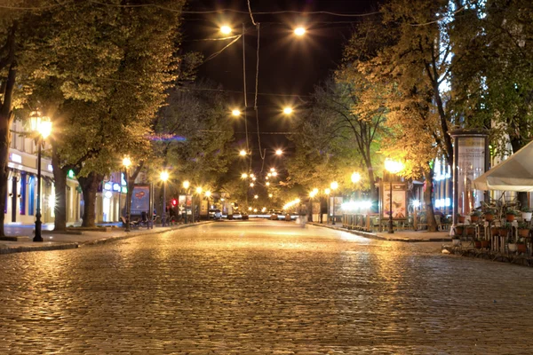 Een nachtelijke wandeling langs de straat van Odessa - — Stockfoto
