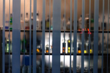  Klasik bar counter şişe ile bulanık