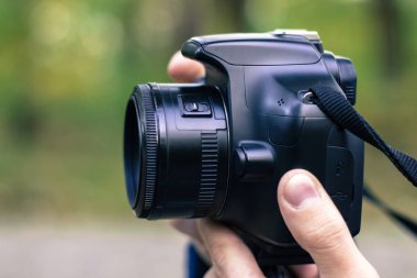 Adam alarak resim Dslr fotoğraf makinesi ile