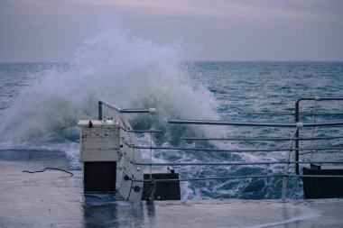 Güçlü deniz splash dalga iskelede
