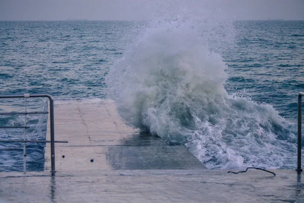 Potężny fala splash na molo — Zdjęcie stockowe