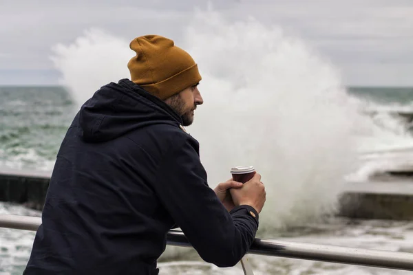 Smutny człowiek z kawa na wynos na plaży — Zdjęcie stockowe