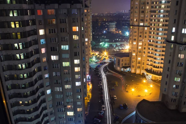 Vista dalla finestra grattacieli di notte — Foto Stock