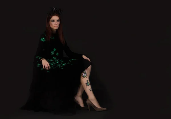Bugg drottning kvinna med krona bär svart klänning — Stockfoto