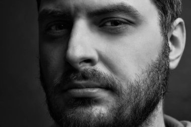 Ciddi düşünen adam düşük anahtar siyah beyaz portre