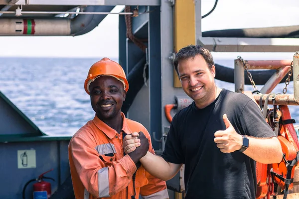 Völkerfreundschaft an Bord von Schiff / Schiff — Stockfoto