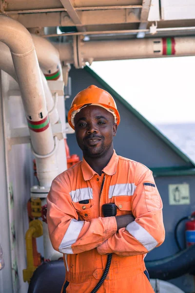 Afryki marynarz stojąc w kombinezon i kask — Zdjęcie stockowe