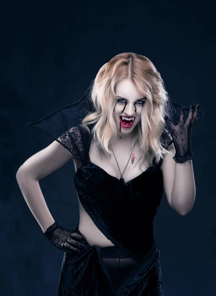 Vacker blond flicka vampyr bär svarta kläder — Stockfoto