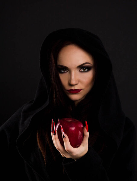 Мачеха дает отравленное красное яблоко
