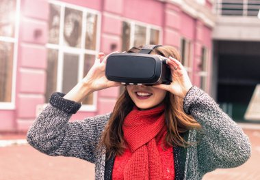 sanal gerçeklik kulaklık veya 3d gözlük ile güzel genç kız 