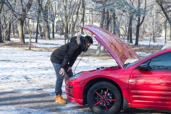 Людина в біді зі своєю зламаною машиною — стокове фото