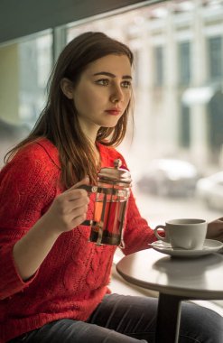  Genç kız cam çaydanlık siyah çaydan smal Kupası dökülen