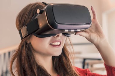 sanal gerçeklik kulaklık veya 3d gözlük ile güzel genç kız