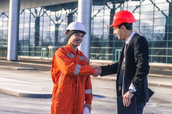 Joven jefe y trabajador en conversación estrechando las manos . — Foto de Stock