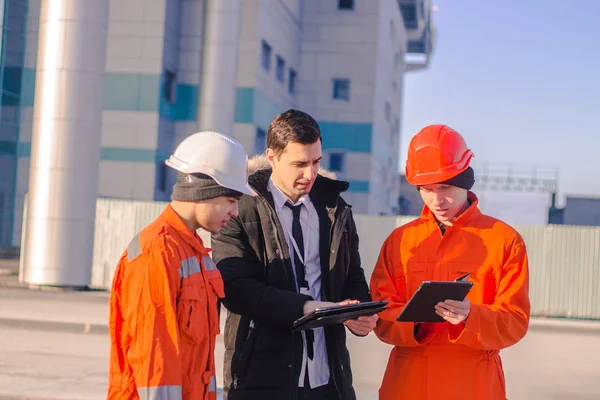 Baas of Chief gelast jonge team van jonge ingenieurs op tafel — Stockfoto